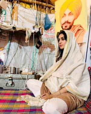 Rweehma Roy Instagram - ਉਹ ਥਾਂ ਜਿਥੇ ਦੀਪ ਨੇ ਗੁਰੂ ਸਾਹਿਬ ਦੀ ਹੋਈ ਬੇਅਦਬੀ ਅਤੇ ਸਰਕਾਰ ਵੱਲੋੰ ਕਤਲ ਹੋਏ ਸਿੰਘਾਂ ਲਈ ਇੰਨਸਾਫ ਦੀ ਮੰਗ ਕੀਤੀ ਸੀ।ਇੰਨਸਾਫ ਅਜੇ ਤੱਕ ਨਹੀਂ ਮਿਲਿਆ ।ਦੀਪ ਤੇਰੇ ਬੋਲ ਅੱਜ ਵੀ ਯਾਦ ਹਨ। ਜਿਹਨਾਂ ਰਾਹਾਂ ਦਾ ਤੂੰ ਰਾਹੀ ਸੀ ,ਮੈ ਤੇਰੇ ਰਾਹਾਂ ਤੇ ਤੁਰਦੀ ਰਹਾਂਗੀ।ਜੋ ਤੂੰ ਸੋਚਦਾ ਸੀ ,ਜੋ ਤੂੰ ਬੋਲਦਾ ਸੀ ,ਸਾਰੀਆਂ ਦੁਨੀਆਂ ਦੱਸਾਂਗੀ।
ਬਰਗਾੜੀ ਬੇਅਦਬੀ ਇੰਨਸਾਫ ਮੋਰਚਾ।
#deepsidhu#reenarai