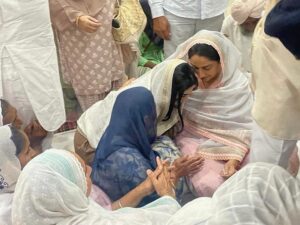 Rweehma Roy Instagram - ਜੇਹਾ ਚੀਰੀ ਲਿਖਿਆ ਤੇਹਾ ਹੁਕਮੁ ਕਮਾਹਿ॥
ਘਲੇ ਆਵਹਿ ਨਾਨਕਾ ਸਦੇ ਉਠੀ ਜਾਹਿ ॥੧॥
ਸਰਦਾਰ ਪ੍ਰਕਾਸ਼ ਸਿੰਘ ਬਾਦਲ ਦੇ ਅਕਾਲ ਚਲਾਣੇ ਤੇ ਹਰਸਿਮਰਤ ਕੌਰ ਬਾਦਲ ਨਾਲ ਅਫਸੋਸ ਕਰਨ ਸਮੇਂ 🙏🙏 #harsimratkaurbadal#sukhbirsinghbadal