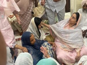 Rweehma Roy Instagram - ਜੇਹਾ ਚੀਰੀ ਲਿਖਿਆ ਤੇਹਾ ਹੁਕਮੁ ਕਮਾਹਿ॥
ਘਲੇ ਆਵਹਿ ਨਾਨਕਾ ਸਦੇ ਉਠੀ ਜਾਹਿ ॥੧॥
ਸਰਦਾਰ ਪ੍ਰਕਾਸ਼ ਸਿੰਘ ਬਾਦਲ ਦੇ ਅਕਾਲ ਚਲਾਣੇ ਤੇ ਹਰਸਿਮਰਤ ਕੌਰ ਬਾਦਲ ਨਾਲ ਅਫਸੋਸ ਕਰਨ ਸਮੇਂ 🙏🙏 #harsimratkaurbadal#sukhbirsinghbadal