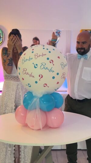 Sabrina Cereseto Instagram - Dopo tutto quello che abbiamo passato, questo momento ha un significato più profondo.
Due aborti ci hanno insegnato che il vero miracolo non è il “chi”, ma il “che ci sia”.
Chiunque sarai poco importa, sei la chiusura di un cerchio perfetto.
Rosa o blu? Sei tutti i colori insieme perché sei un arcobaleno dopo un’altra tempesta.
Quest’anno, per la prima volta, aspetto il freddo con grande gioia.
Ci vediamo a dicembre, prontissimi a scoprire chi sarai. 🌈 🎀 💎