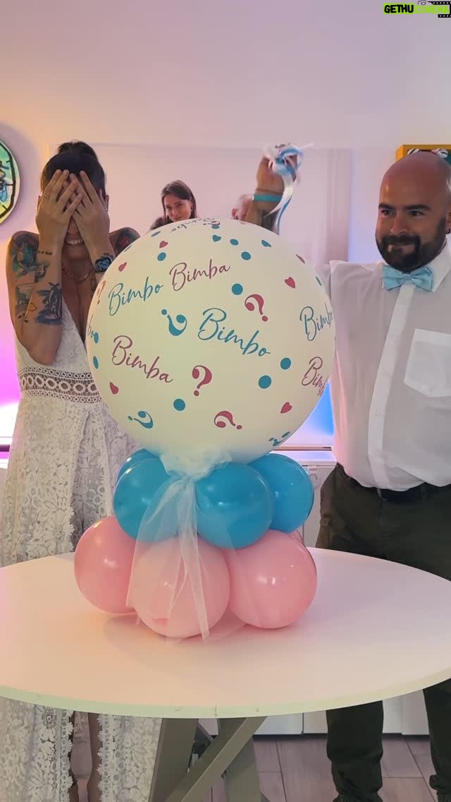 Sabrina Cereseto - 128.7K Likes - Dopo tutto quello che abbiamo passato, questo momento ha un significato più profondo.
Due aborti ci hanno insegnato che il vero miracolo non è il “chi”, ma il “che ci sia”.
Chiunque sarai poco importa, sei la chiusura di un cerchio perfetto.
Rosa o blu? Sei tutti i colori insieme perché sei un arcobaleno dopo un’altra tempesta. 
Quest’anno, per la prima volta, aspetto il freddo con grande gioia. 
Ci vediamo a dicembre, prontissimi a scoprire chi sarai. 🌈 🎀 💎