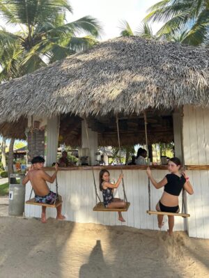 Sabrina Rojas Instagram - Alguna fotos de este viaje inolvidable ✨
Donde todo está pensado para disfrutar 
Un viaje más en familia y amigos . La felicidad 🤍
@vivadominicuspalacebywyndham 
@wyndhamrewards_latamc 
@may_ariadna 🙌🏾♥️