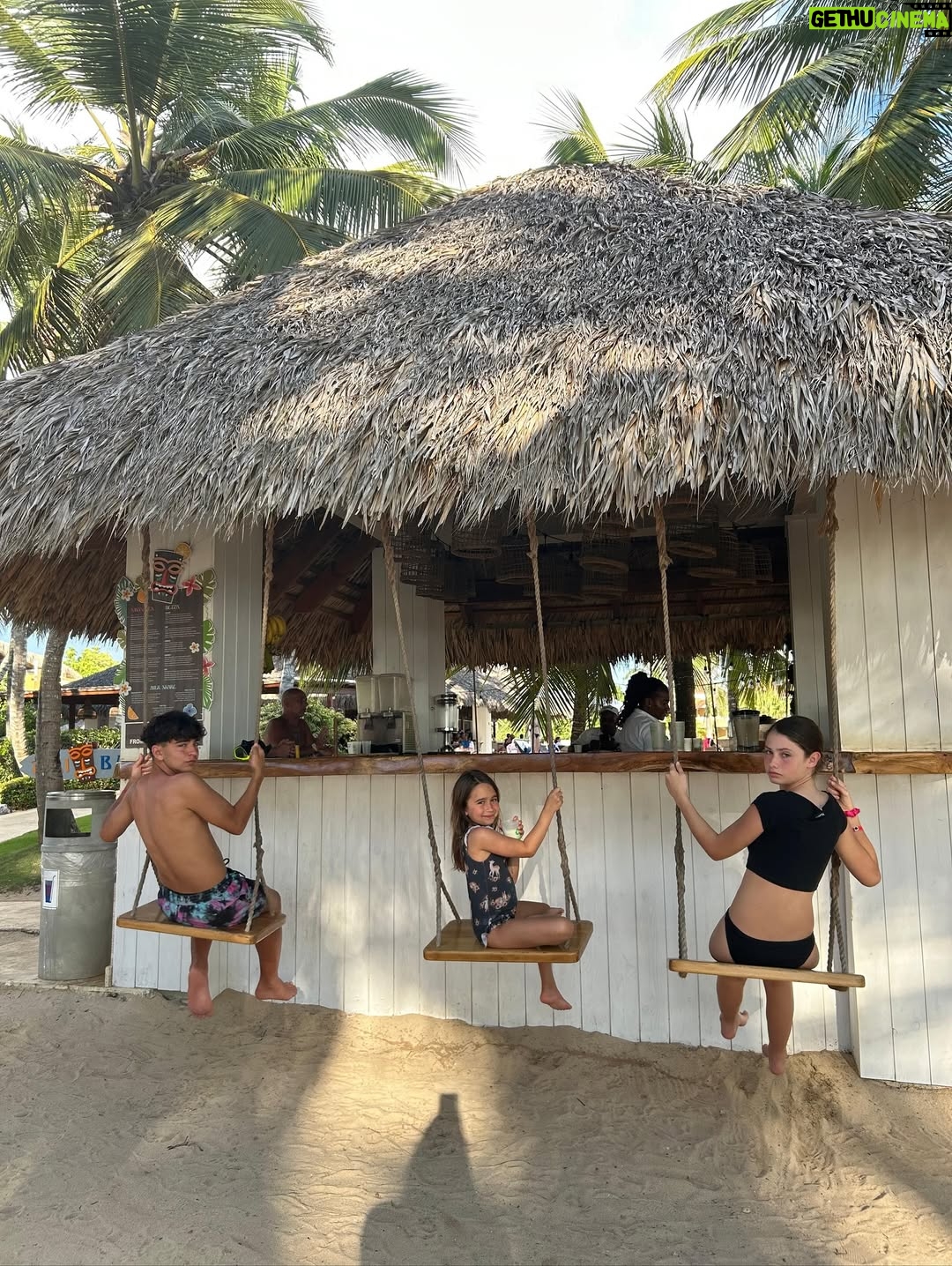 Sabrina Rojas - 32K Likes - Alguna fotos de este viaje inolvidable ✨
Donde todo está pensado para disfrutar 
Un viaje más en familia y amigos . La felicidad 🤍
@vivadominicuspalacebywyndham 
@wyndhamrewards_latamc 
@may_ariadna 🙌🏾♥️