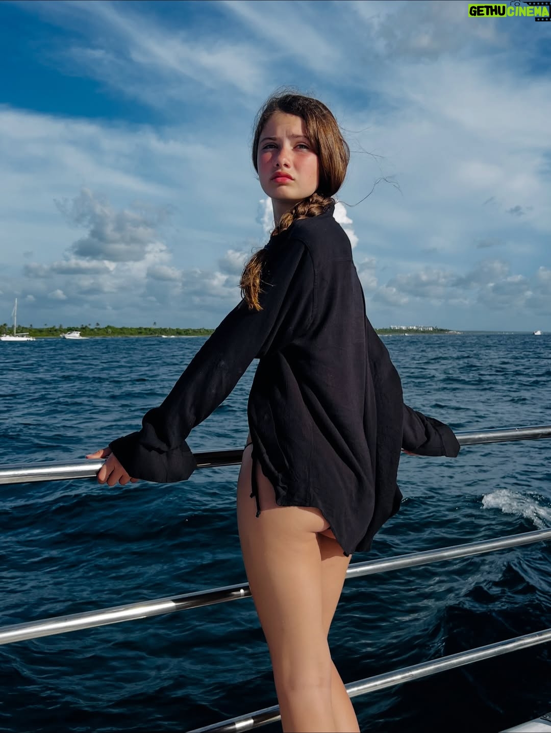 Sabrina Rojas - 32K Likes - Alguna fotos de este viaje inolvidable ✨
Donde todo está pensado para disfrutar 
Un viaje más en familia y amigos . La felicidad 🤍
@vivadominicuspalacebywyndham 
@wyndhamrewards_latamc 
@may_ariadna 🙌🏾♥️