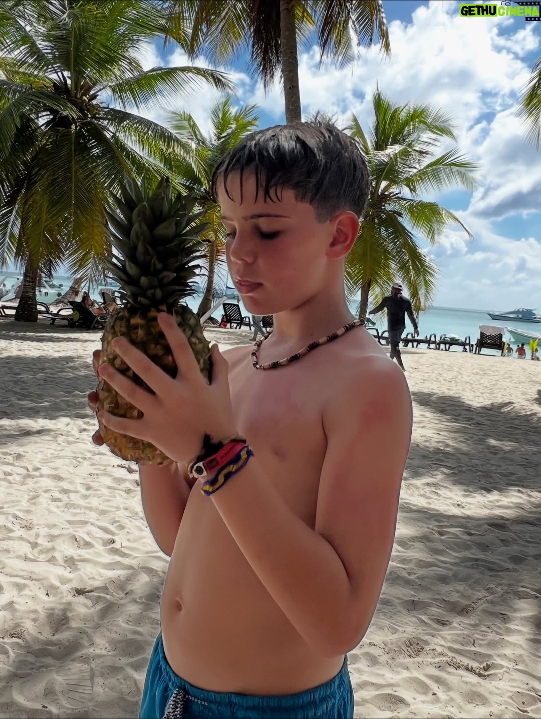 Sabrina Rojas - 32K Likes - Alguna fotos de este viaje inolvidable ✨
Donde todo está pensado para disfrutar 
Un viaje más en familia y amigos . La felicidad 🤍
@vivadominicuspalacebywyndham 
@wyndhamrewards_latamc 
@may_ariadna 🙌🏾♥️