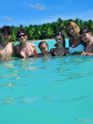 Sabrina Rojas Instagram - Alguna fotos de este viaje inolvidable ✨
Donde todo está pensado para disfrutar 
Un viaje más en familia y amigos . La felicidad 🤍
@vivadominicuspalacebywyndham 
@wyndhamrewards_latamc 
@may_ariadna 🙌🏾♥️