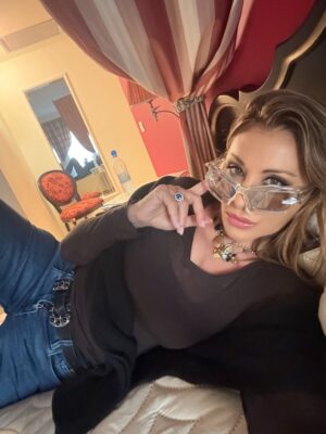 Sabrina Salerno Instagram - Il mese di ottobre è stato come andare sulle montagne russe 🎢, mi  è tornata la voglia di vivere ad alta velocità e di prendere quei treni che per troppo tempo mi hanno fatto troppa paura. #tuttoscorre