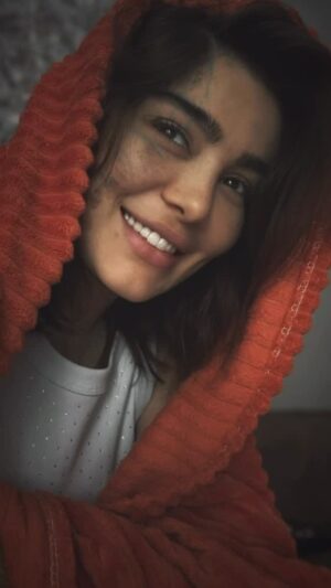 Sahar Ghoreyshi Instagram - ⁨	یکی از دوستام همیشه می‌گفت تو وقتی آدما دارن بهت دروغ میگن خیلی قشنگ رفتار می‌کنی
بهش گفتم متوجه منظورت نمی‌شم از اون روز خیلی گذشته ولی امروز اون لحظه رو ثبت کرد و برام فرستاد

#رفیق❤ 

پرواز#سحر#⁩