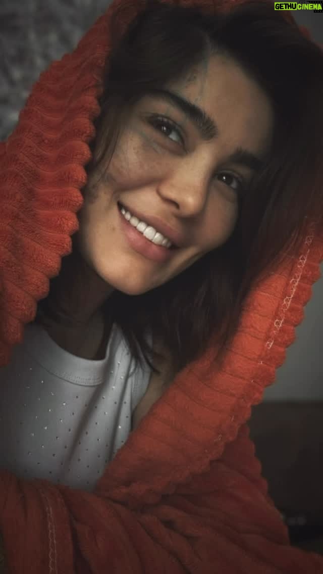 Sahar Ghoreyshi - 116.1K Likes - ⁨	یکی از دوستام همیشه می‌گفت تو وقتی آدما دارن بهت دروغ میگن خیلی قشنگ رفتار می‌کنی
بهش گفتم متوجه منظورت نمی‌شم از اون روز خیلی گذشته ولی امروز اون لحظه رو ثبت کرد و برام فرستاد

#رفیق❤ 

پرواز#سحر#⁩