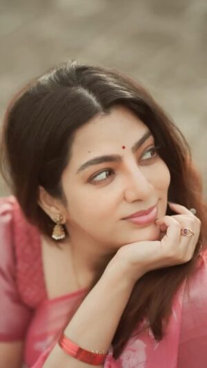 Sai Priya Deva Instagram - உன் பார்வையில் ❤️🧿❤️ 

Pc & Vc: @mr.lens__photography , Stylists :@styledbysafeera , 
Hair and makeUp: @kalai_hair_and_makeup 
#love #loveyourself #happy #beyourself #happiness #beauty #oldsong❤️🎶 #photoshoot #retro #reel #selflove #pink #positivity #positivevibes #tredingreels #trendingsongs