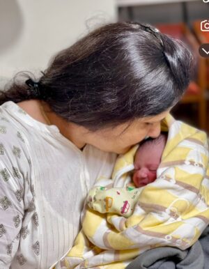 Saima Instagram - Aaj ke din meri zindagi ka sabse khoobsurat tohfa paida hua tha… 4maaj k din hi meri zindagi ne apna sabse khoobsurat rang dekha ❤️meri jaan, jo dekhte hi dekhte 4 saal ki ho gayi ❤️ Har muskaan uski meri duniya roshan kar deti hai. Aur @shystyles2109 jaan ko dil se thank you & love you, mujhe itna pyara tohfa diya… Tum dono meri duniya ho. 🫶✨”