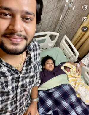 Saima Instagram - Aaj ke din meri zindagi ka sabse khoobsurat tohfa paida hua tha… 4maaj k din hi meri zindagi ne apna sabse khoobsurat rang dekha ❤️meri jaan, jo dekhte hi dekhte 4 saal ki ho gayi ❤️ Har muskaan uski meri duniya roshan kar deti hai. Aur @shystyles2109 jaan ko dil se thank you & love you, mujhe itna pyara tohfa diya… Tum dono meri duniya ho. 🫶✨”