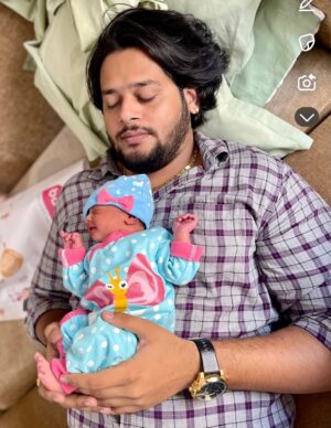Saima Instagram - Aaj ke din meri zindagi ka sabse khoobsurat tohfa paida hua tha… 4maaj k din hi meri zindagi ne apna sabse khoobsurat rang dekha ❤️meri jaan, jo dekhte hi dekhte 4 saal ki ho gayi ❤️ Har muskaan uski meri duniya roshan kar deti hai. Aur @shystyles2109 jaan ko dil se thank you & love you, mujhe itna pyara tohfa diya… Tum dono meri duniya ho. 🫶✨”