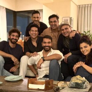 Saiyami Kher Instagram - An evening well spent in the company of legends.. There was GOD.. then there was the Sultan!!! Thank you Gaurav kapur for the wonderful memories made🤗❤️ you "D BEST"host!!!
@sachintendulkar 
@virendersehwag 
@gauravkaps 
@rohangavaskar154 
@saiyami 
@yudi__yudhishtir