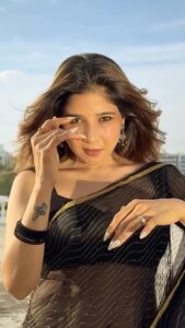 Actress Sakshi Agarwal HD Photos and Wallpapers October 2025