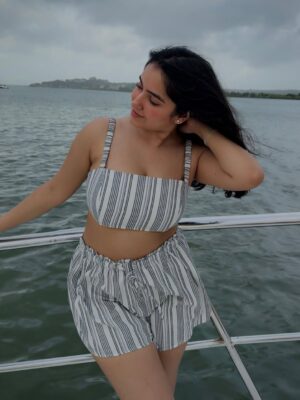 Sakshi Agrawal Instagram - Refresh!NG 🌊
.
.
.
#waves #yacht #coord #hm @hm #stripes #blacknandwhite #offwhite #air #wind #fresh #refresh
