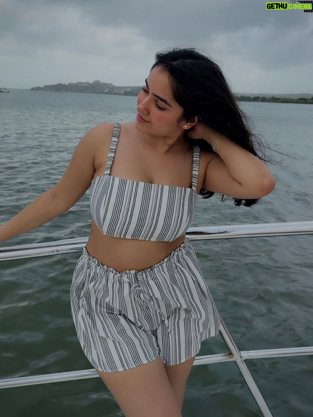 Sakshi Agrawal - 2.4K Likes - Refresh!NG 🌊

.

.

.

#waves #yacht #coord #hm @hm #stripes #blacknandwhite #offwhite #air #wind #fresh #refresh