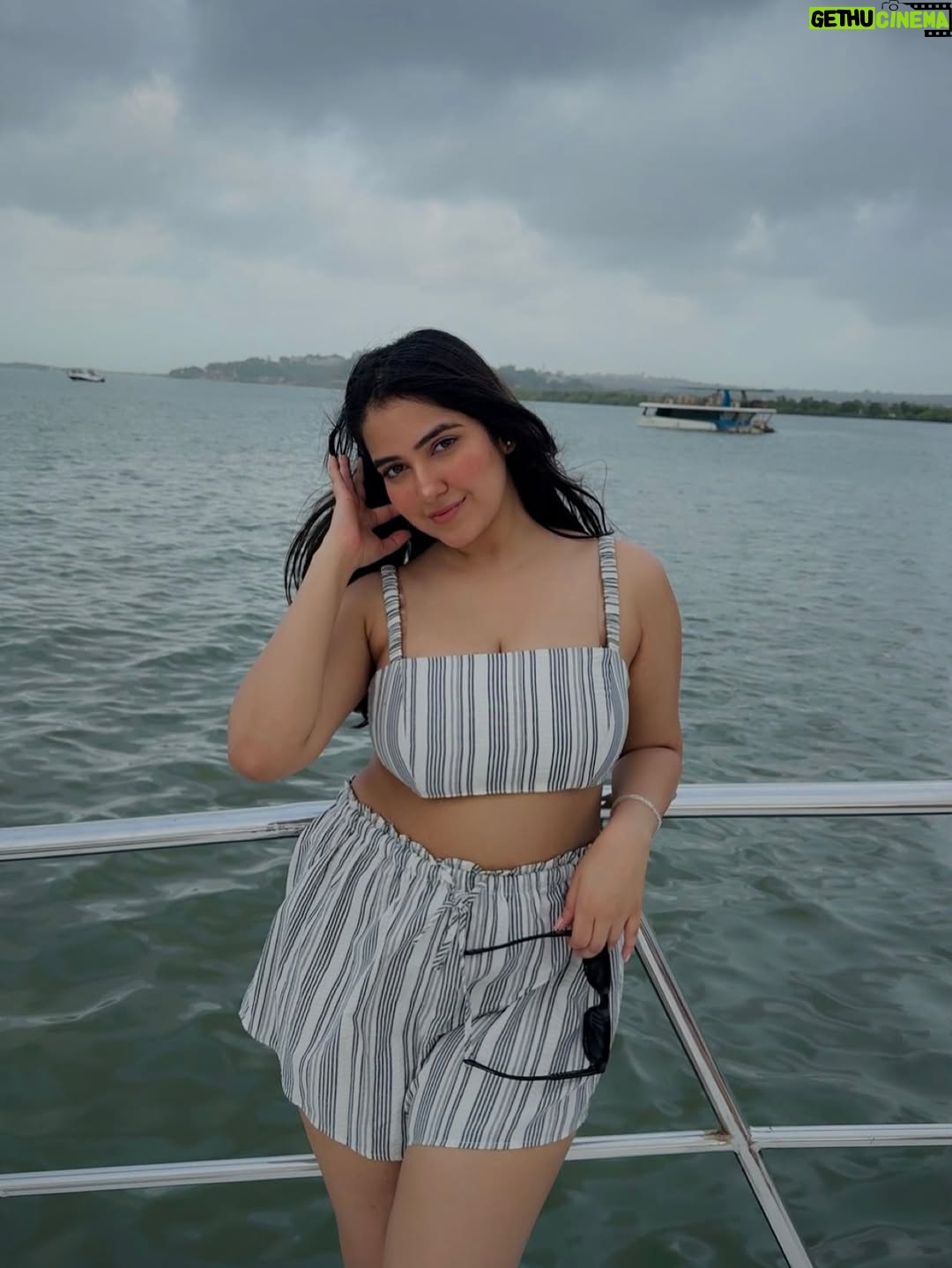 Sakshi Agrawal - 2.4K Likes - Refresh!NG 🌊

.

.

.

#waves #yacht #coord #hm @hm #stripes #blacknandwhite #offwhite #air #wind #fresh #refresh