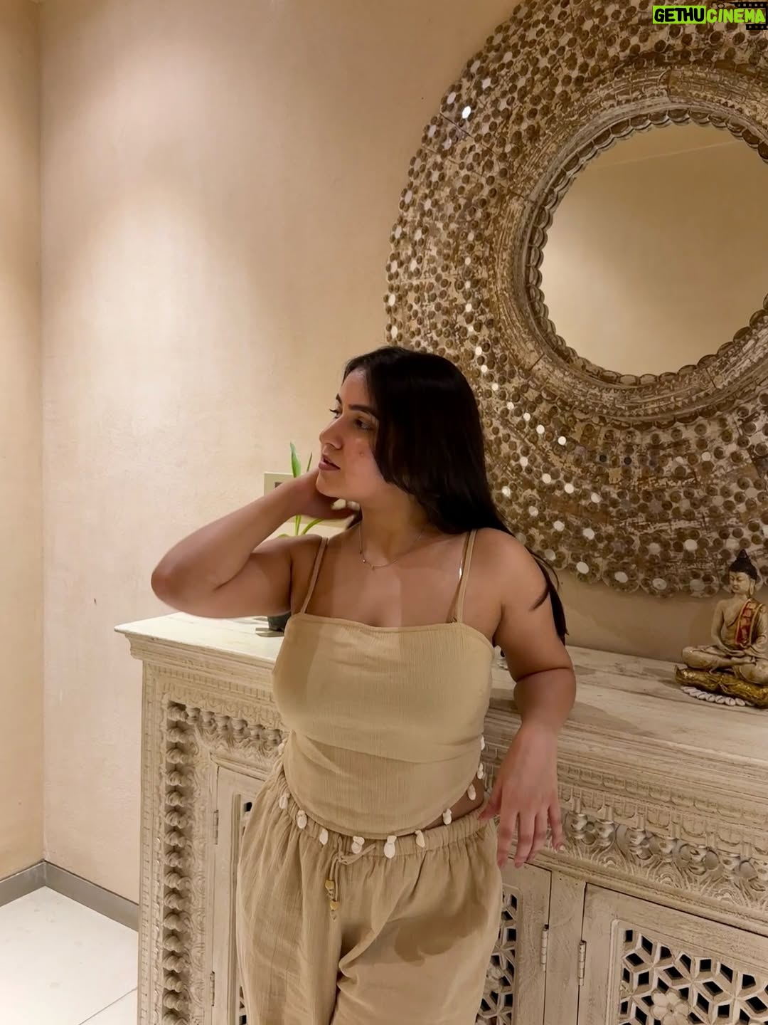 Sakshi Agrawal - 3.4K Likes - Looking away the red flags like 👀

.

.

.

#boho #linen #summerfashion #coord #beige #neutrals #fashionblogging