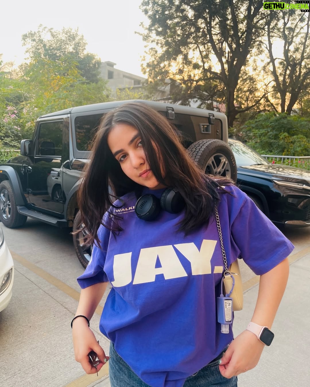 Sakshi Agrawal - 2.1K Likes - my camera’s pov <3

.

.

.

#streetwear #tshirt #basic #basics #ootd