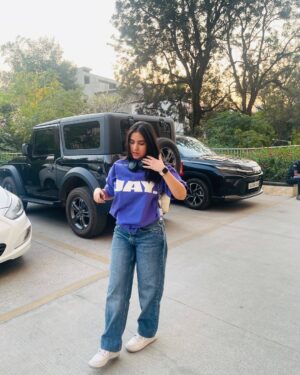 Sakshi Agrawal Instagram - my camera’s pov <3
.
.
.
#streetwear #tshirt #basic #basics #ootd