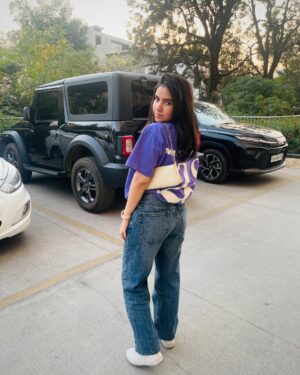Sakshi Agrawal Instagram - my camera’s pov <3
.
.
.
#streetwear #tshirt #basic #basics #ootd