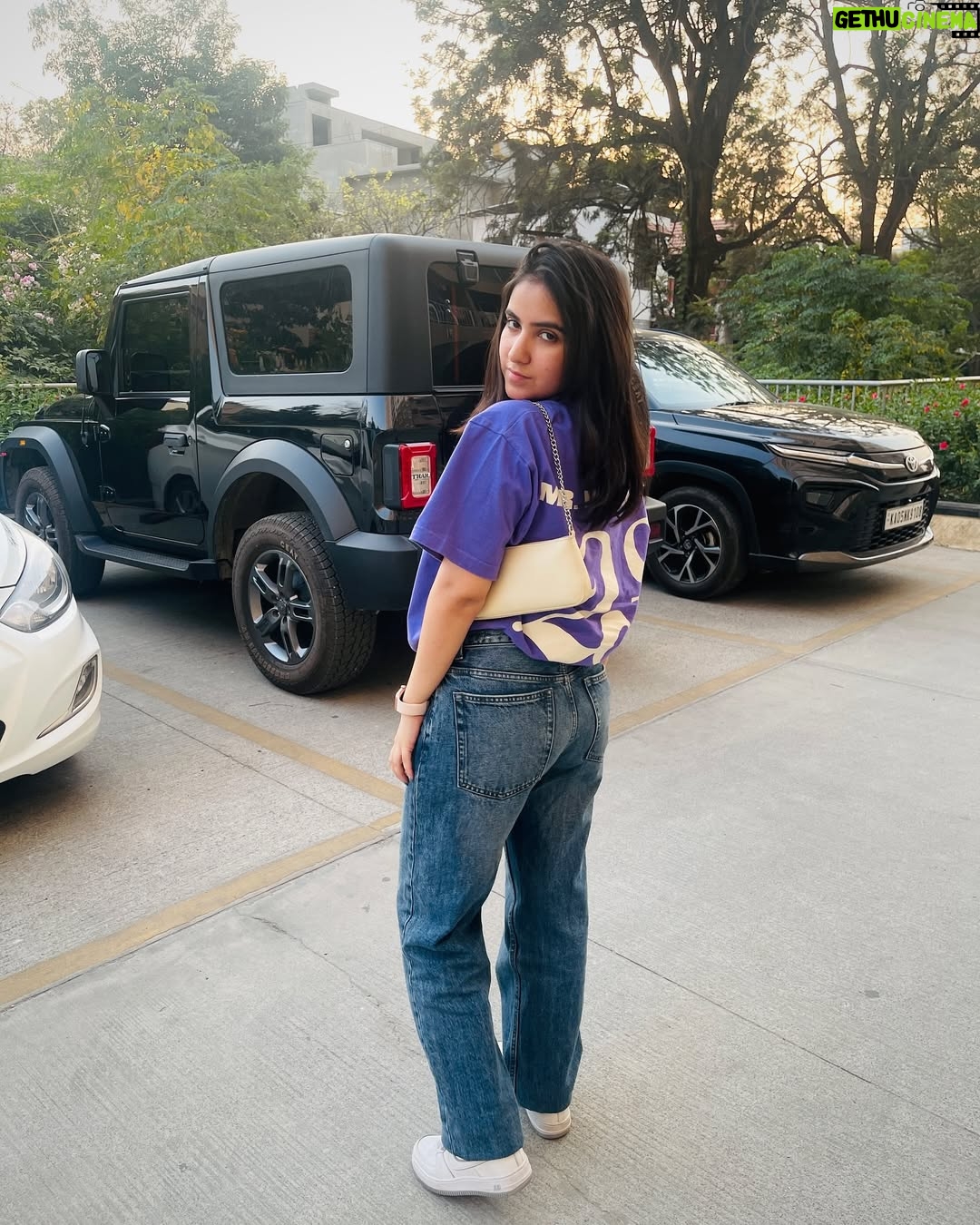 Sakshi Agrawal - 2.1K Likes - my camera’s pov <3

.

.

.

#streetwear #tshirt #basic #basics #ootd