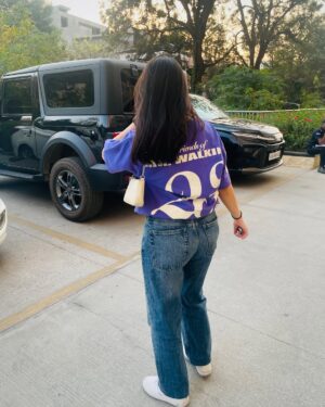 Sakshi Agrawal Instagram - my camera’s pov <3
.
.
.
#streetwear #tshirt #basic #basics #ootd