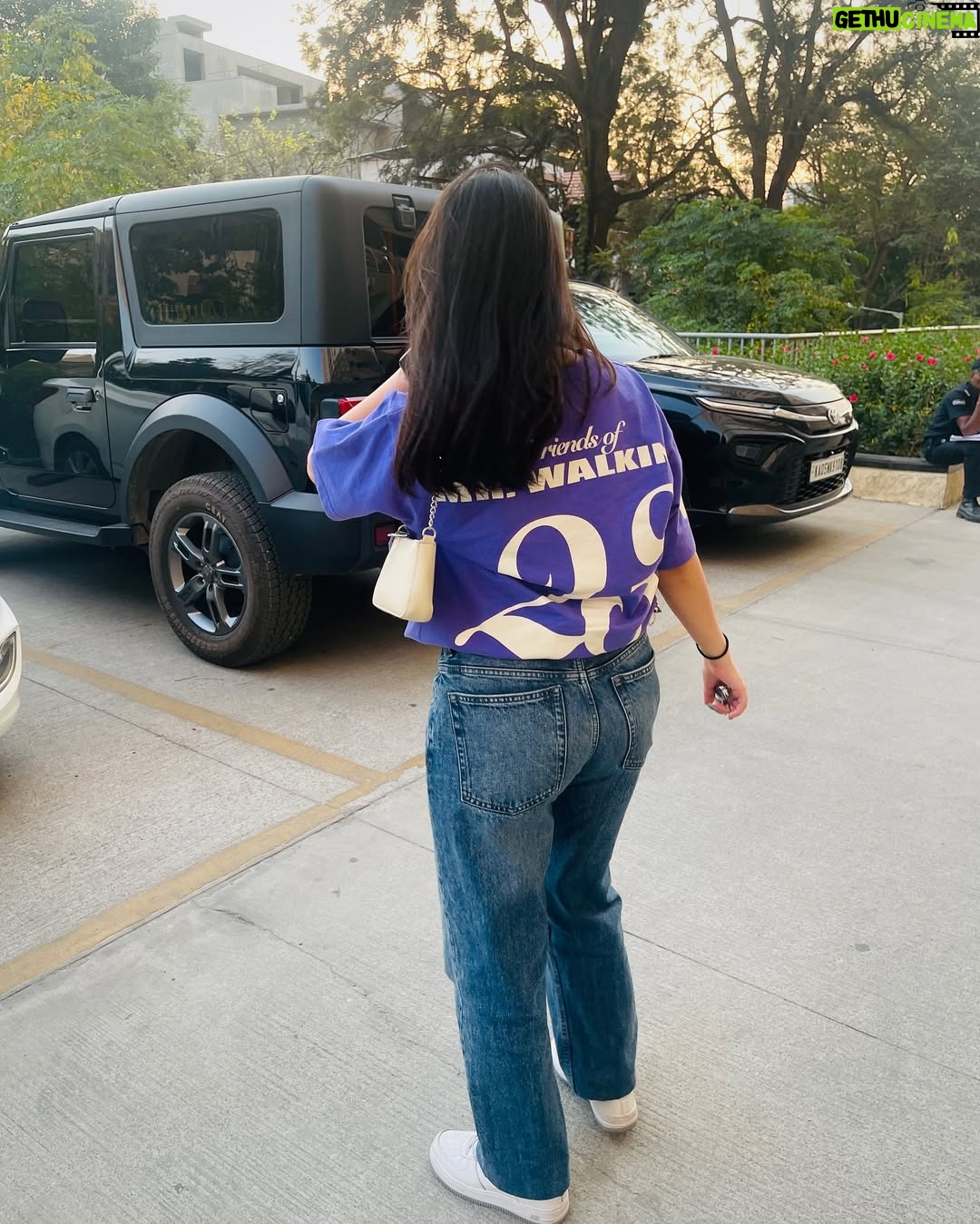 Sakshi Agrawal - 2.1K Likes - my camera’s pov <3

.

.

.

#streetwear #tshirt #basic #basics #ootd