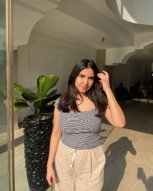 Sakshi Agrawal Instagram - Feelin’ sunny ☀️
.
.
.
#sunkissed #basic #linen #summerfit #summervibes