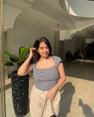 Sakshi Agrawal Instagram - Feelin’ sunny ☀️
.
.
.
#sunkissed #basic #linen #summerfit #summervibes