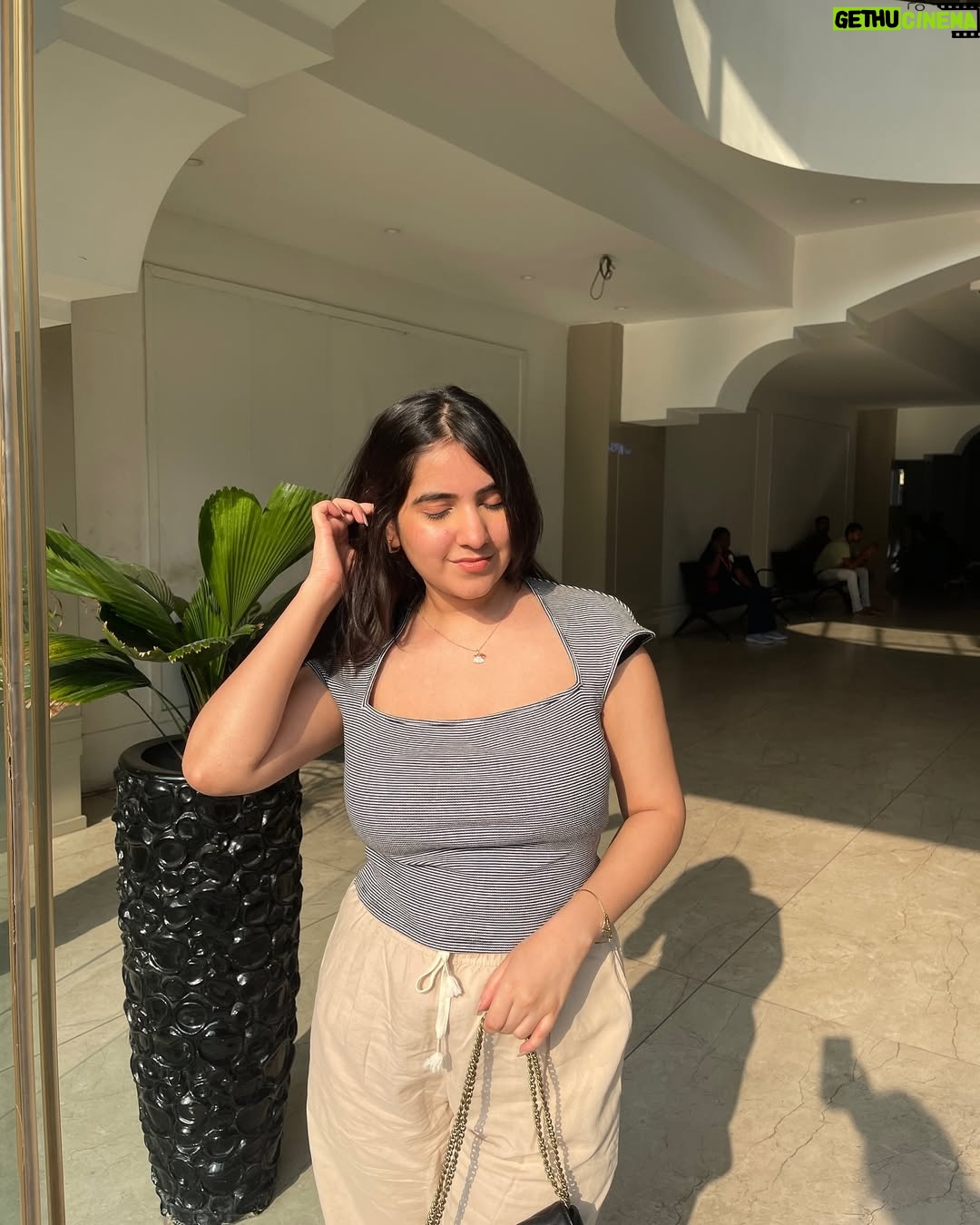Sakshi Agrawal - 2.5K Likes - Feelin’ sunny ☀️ 

.

.

.

#sunkissed #basic #linen #summerfit #summervibes