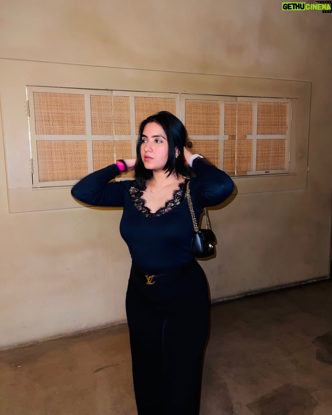 Sakshi Agrawal - 2.1K Likes - Past our bedtime 🖤

Outfit details ⬇️
Top @zara 
Trousers @hm
Belt @louisvuitton 
Bag @gucci 

#allblack #partylook #partynight #ootd #outfitinspo #netted