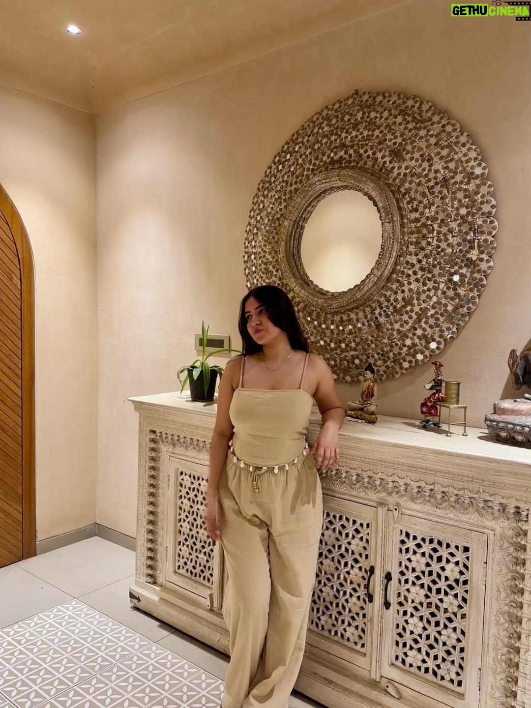 Sakshi Agrawal - 3.4K Likes - Looking away the red flags like 👀

.

.

.

#boho #linen #summerfashion #coord #beige #neutrals #fashionblogging