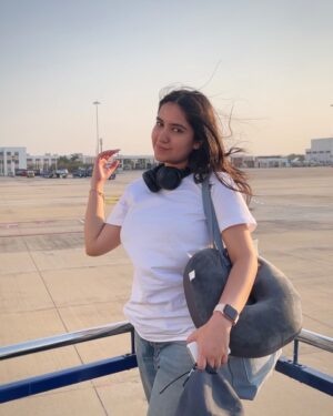 Sakshi Agrawal Instagram - Happiest when travelling 🛫🤍
.
.
.
.
#basics #travel #travelphotography #flight #travelgram