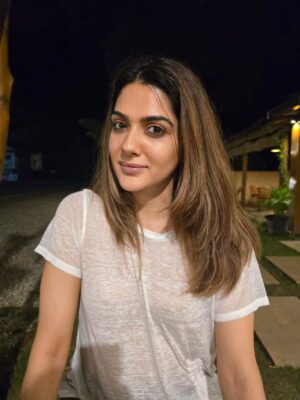 Sakshi Chaudhary Instagram - Noticed I had put on a bit of weight lately... so I did a short calorie deficit, swapped dinners for sautéed veggies and paneer for a week, and voila… feeling back on track. 🌱

Also started having beetroot, carrot, cucumber or orange/apple juice (just grind all) depending on the mood for a while now. Realised we probably eat way less fibre than we should. 

Does anyone else do these small resets from time to time to feel better and get back on track?