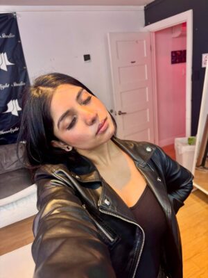 Sakshi Choudhary Instagram - 🎥🖤🎶
.
.
.
.
#explore #torontoinfluencer #blackoutfit