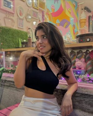 Sakshi Choudhary Instagram - She looked Daisy safe but smelled Rose wild. 💕🌸
.
.
.
.
#torontoinfluencer #jammugirl #torontostyleblogger