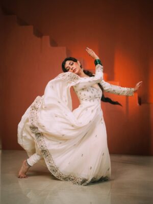 Sakshi Keswani Instagram - Deewani 🦢

Started learning dancing finally and mein itni khush 😭❤️

Outfit @peachitupbysamridhi
Hair @shine_and_shadow_
Shot @chirag_bhadaniya
Location @studio27.in
Styled, makeup and edited by yours truly 
Sourced @twishashah11
Assisted @mudra_rambo