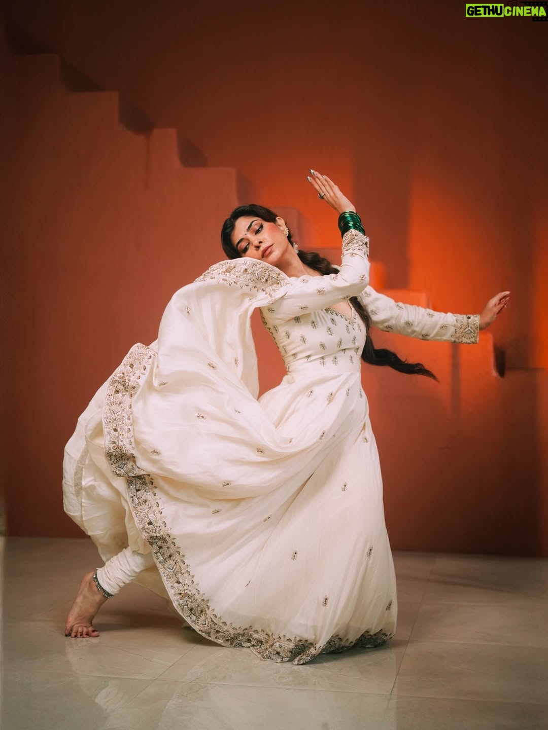 Sakshi Keswani - 667.7K Likes - Deewani 🦢

Started learning dancing finally and mein itni khush 😭❤️

Outfit @peachitupbysamridhi
Hair @shine_and_shadow_
Shot @chirag_bhadaniya
Location @studio27.in
Styled, makeup and edited by yours truly 
Sourced @twishashah11
Assisted @mudra_rambo