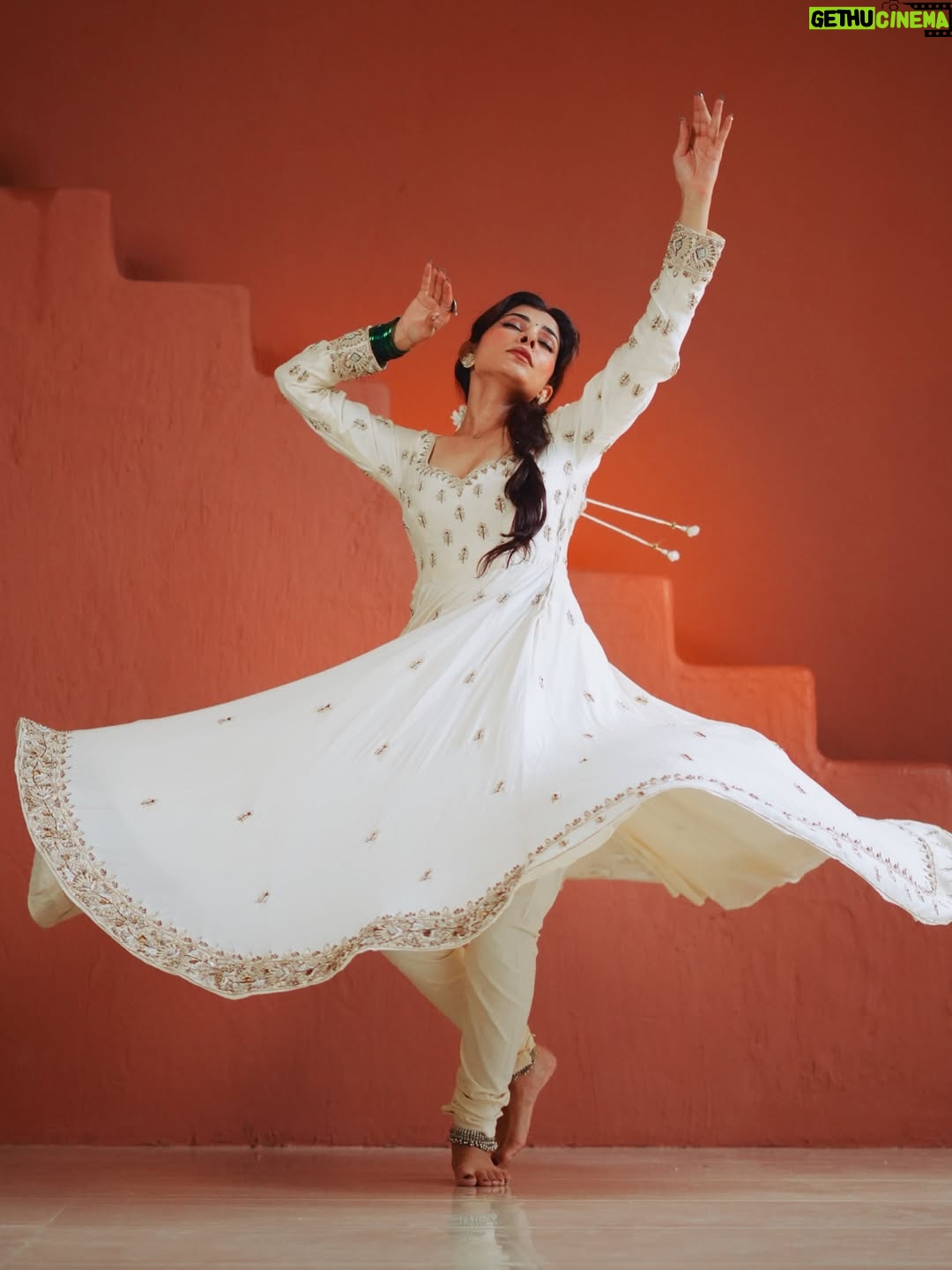Sakshi Keswani - 667.7K Likes - Deewani 🦢

Started learning dancing finally and mein itni khush 😭❤️

Outfit @peachitupbysamridhi
Hair @shine_and_shadow_
Shot @chirag_bhadaniya
Location @studio27.in
Styled, makeup and edited by yours truly 
Sourced @twishashah11
Assisted @mudra_rambo