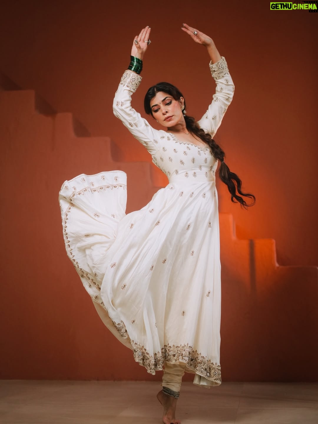 Sakshi Keswani - 667.7K Likes - Deewani 🦢

Started learning dancing finally and mein itni khush 😭❤️

Outfit @peachitupbysamridhi
Hair @shine_and_shadow_
Shot @chirag_bhadaniya
Location @studio27.in
Styled, makeup and edited by yours truly 
Sourced @twishashah11
Assisted @mudra_rambo