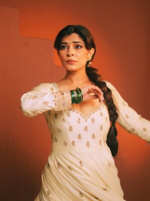 Sakshi Keswani Instagram - Deewani 🦢

Started learning dancing finally and mein itni khush 😭❤️

Outfit @peachitupbysamridhi
Hair @shine_and_shadow_
Shot @chirag_bhadaniya
Location @studio27.in
Styled, makeup and edited by yours truly 
Sourced @twishashah11
Assisted @mudra_rambo