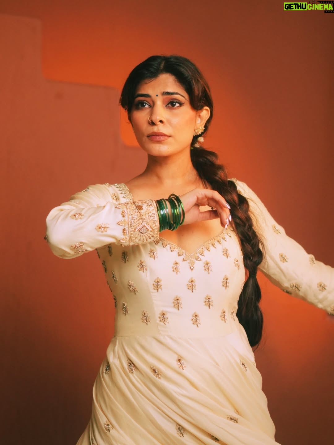 Sakshi Keswani - 667.7K Likes - Deewani 🦢

Started learning dancing finally and mein itni khush 😭❤️

Outfit @peachitupbysamridhi
Hair @shine_and_shadow_
Shot @chirag_bhadaniya
Location @studio27.in
Styled, makeup and edited by yours truly 
Sourced @twishashah11
Assisted @mudra_rambo