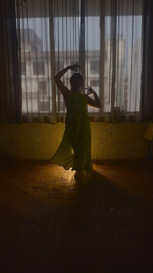 Sakshi Khullar Instagram - Too shy to show my face 🤭 Not trained , just “Dilse” ❤️ and like I said , If you have a heartbeat , there is still time to learn . My page is all about PASSION .. and as much as I love painting , I love Dancing too !
Watching a lot of Nicole videos lately and feel so inspired !! @nicoleconcessao