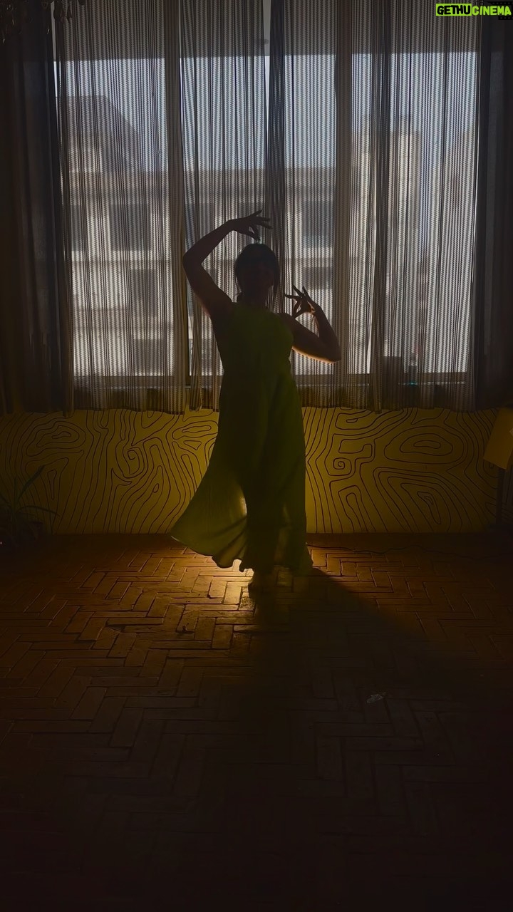 Sakshi Khullar - 6K Likes - Too shy to show my face 🤭 Not trained , just “Dilse” ❤️ and like I said , If you have a heartbeat , there is still time to learn . My page is all about PASSION .. and as much as I love painting , I love Dancing too ! 

Watching a lot of Nicole videos lately and feel so inspired !! @nicoleconcessao