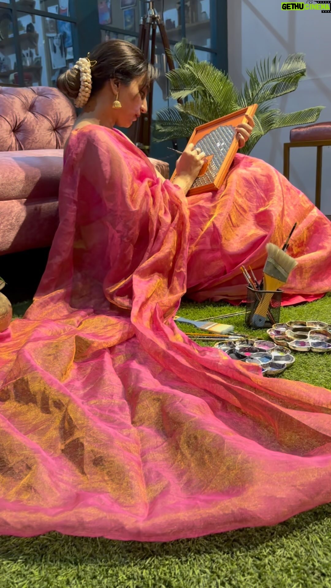 Sakshi Khullar - 50.4K Likes - Artwork and clothing inspired by Indian tradition 🤍
This beautiful saree by @chidiyaaonline 
#jharokha #indiandecor #jharokhaseries #sakshikhullarart