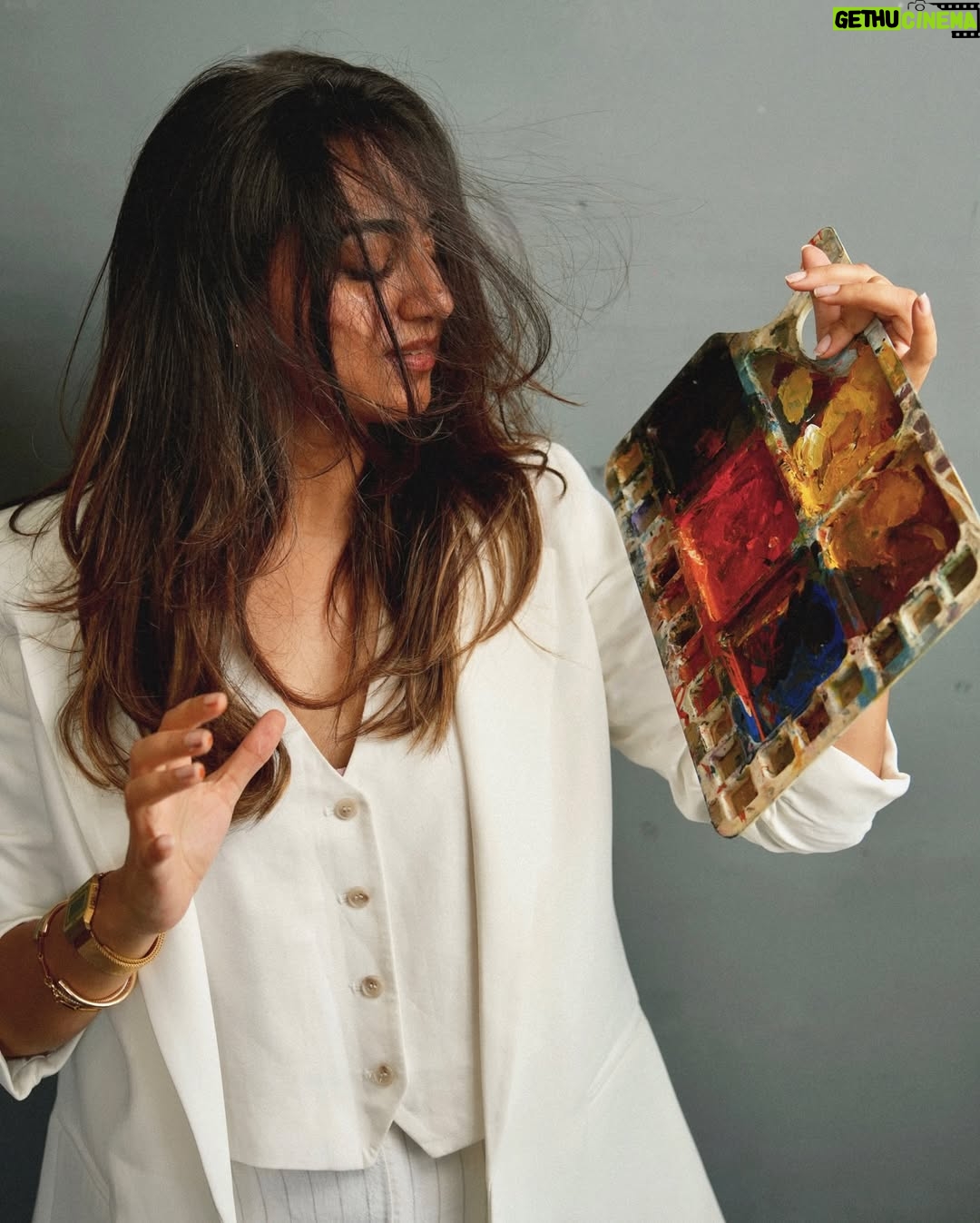 Sakshi Khullar - 3.9K Likes - She holds a palette of calm, chaos and everything in between 🎨 was time for a new Dp 💫
PC : @dreamzunlimitedbyvarun