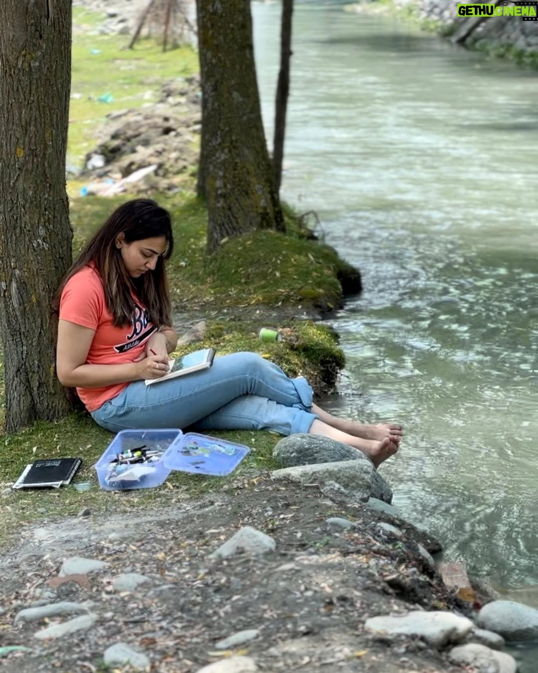 Sakshi Khullar - 3.7K Likes - My plein air experience has a new home … this painting is full of happy moments , joyous and positive vibes . I hope it transmits the same 🧿
#sakshikhullarart #pleinairpainting
