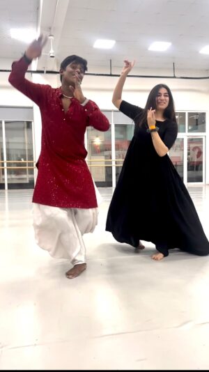 Sakshi Khullar Instagram - One life is too short to experience different art forms !!! Here I am trying my best to remember all steps and the beautiful choreography by @vinayakghoshal .
Every breath I skipped while dancing was every breath I loved ❤️ what a fulfilling experience @natyasocial